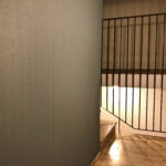 Pose d'une toile de verre dans une cage d'escalier de parties communes, un immeuble à Nimes
