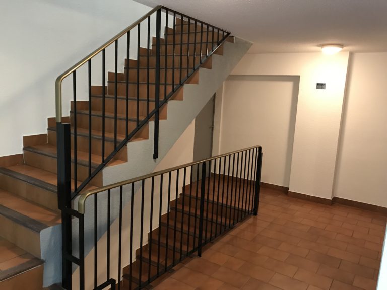Peinture de la cage d'escalier d'un immeuble à Nîmes