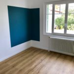 Délimitation de l'espace grâce à un cadre de couleur bleue dans appartement Puech du Teil à Nîmes