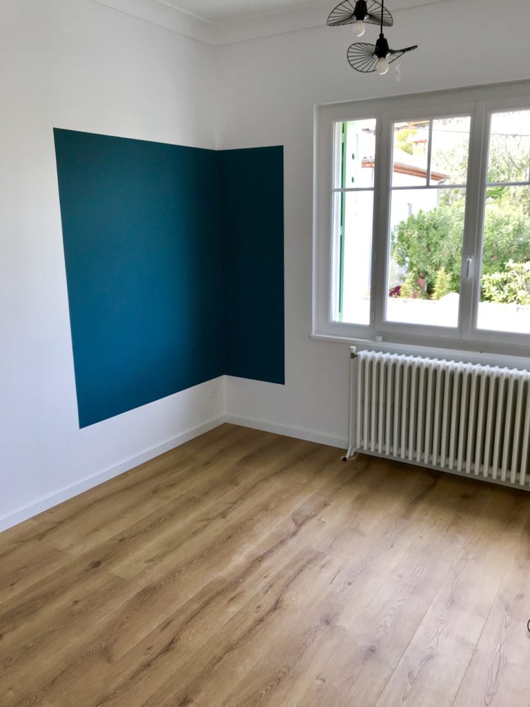 Délimitation de l'espace grâce à un cadre de couleur bleue dans appartement Puech du Teil à Nîmes